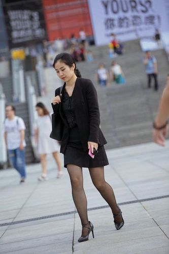 街拍:高跟鞋不仅时尚漂亮,也体现了青春活力的气质