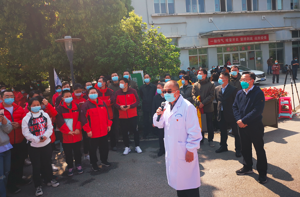 这支医疗队撤离时,张定宇深情鞠躬致谢!