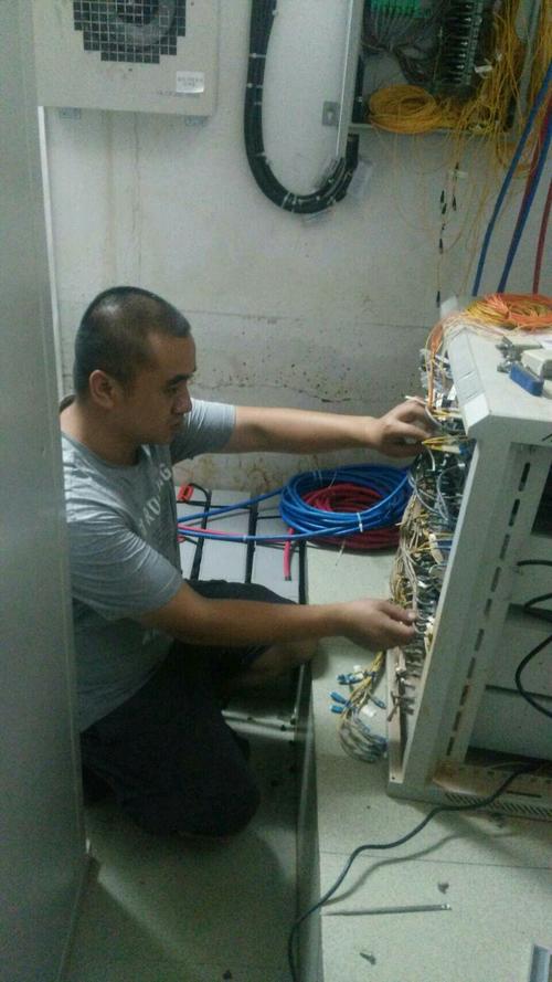 维护人员调试ipran设备