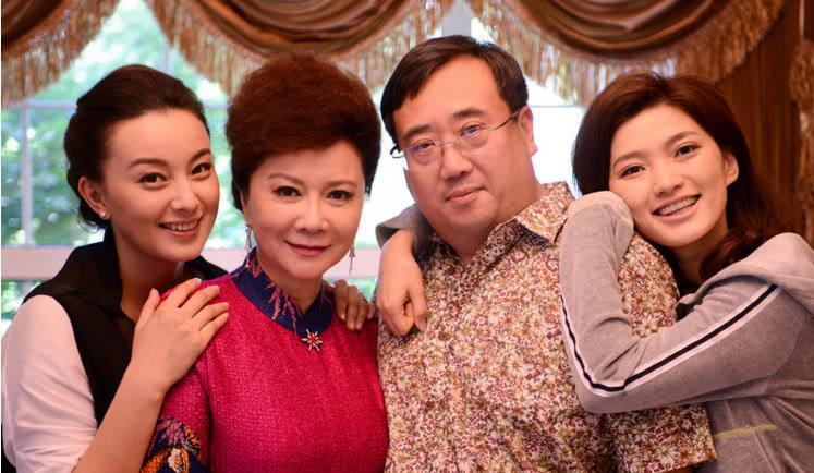 57岁蔡明近照,老公长得比潘长江还帅,儿子颜值一言难尽