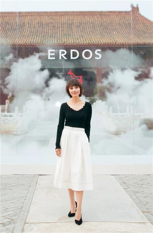 袁泉以一袭低调的复古优雅造型亮相,经典的黑白色在太庙的氛围中更显