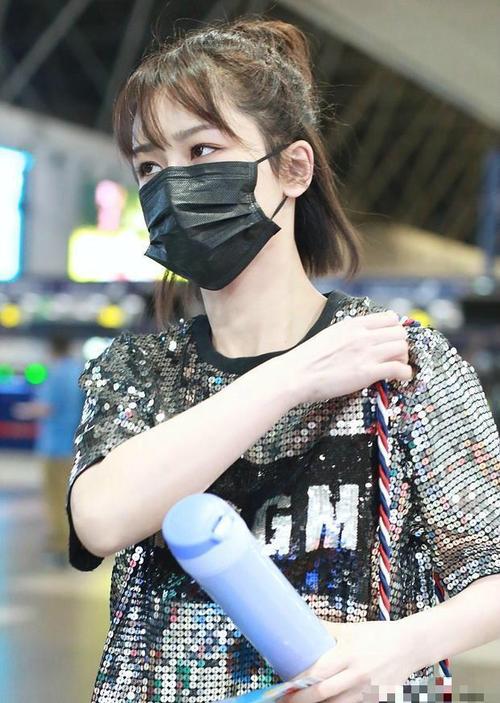 杨紫现身机场身穿亮片衣服,扎半丸子头显得十分俏皮可爱