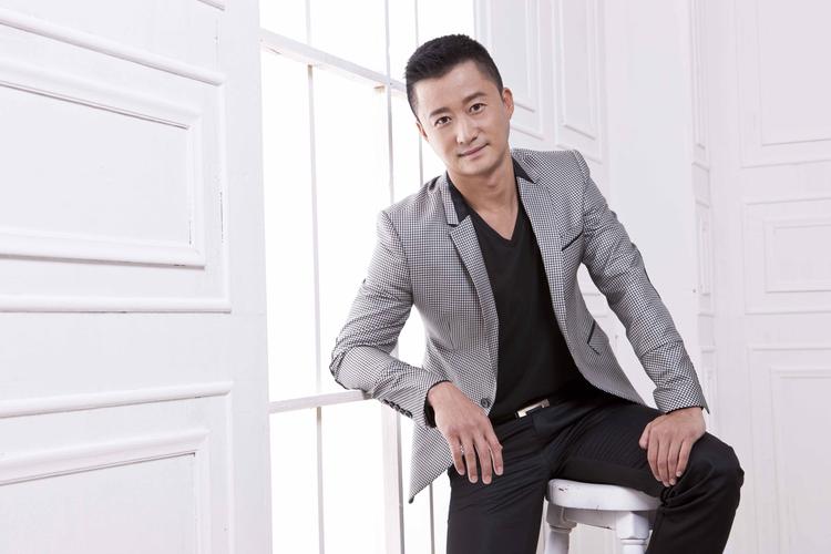 吴京写真电影动作明星战狼海报剧照照片咖啡馆写真