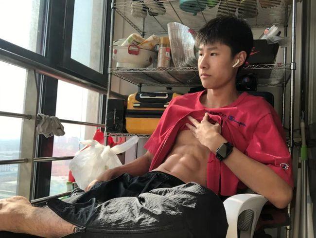 长相阳刚帅气的他凭借自己秀腹肌的自拍照圈粉无数,毕竟这种身材好长