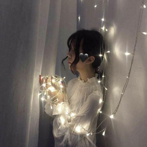 女生头像:想跟你在池塘的水底,从一个月亮走向另一个月亮!