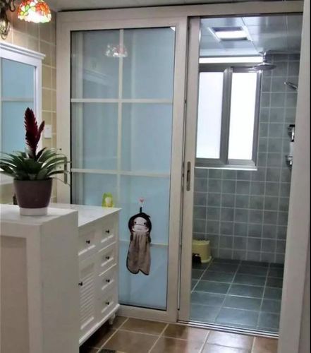 卫生间把洗手池移出来,然后浴室的门用玻璃推拉门,做了干湿分离,整体