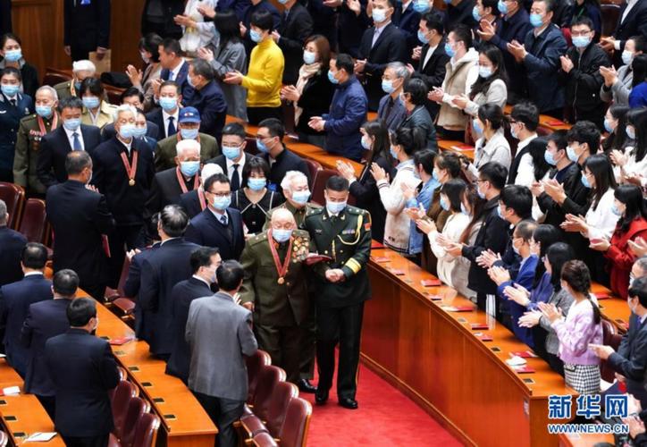 军,肩负着人民的重托,民族的期望,高举保卫和平,反抗侵略的正义旗帜