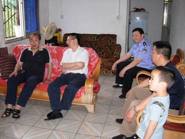 盐亭县委书记胡安虎看望慰问烈士秦小斌父母