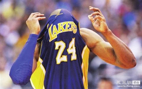 不满球队输球 科比没脸见人(图)