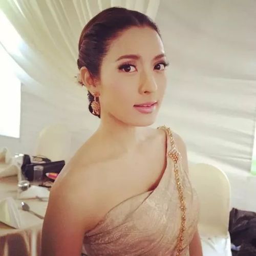 aff 现年39岁,曾经泰国三台的当家花旦,长相甜美.