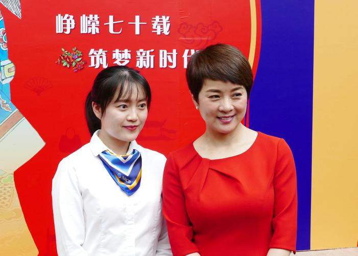 上海电视台首席播音主持印海蓉.