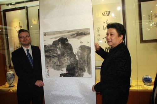 画家甘波参加重庆市政协与各国驻渝领事书画交流联谊活动