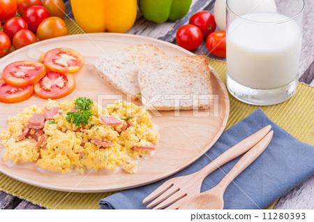 图库照片: scramble egg