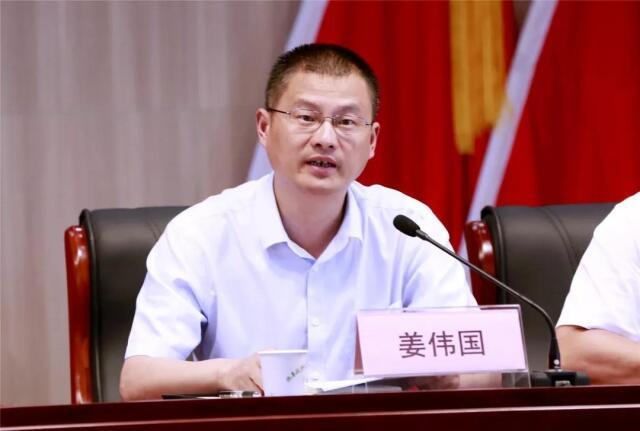洲泉镇党委书记姜伟国上党课.
