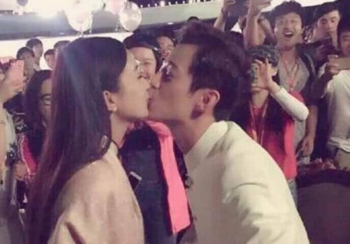 何炅公开隐婚20年的老婆,实力雄厚比何炅大3岁,难怪会