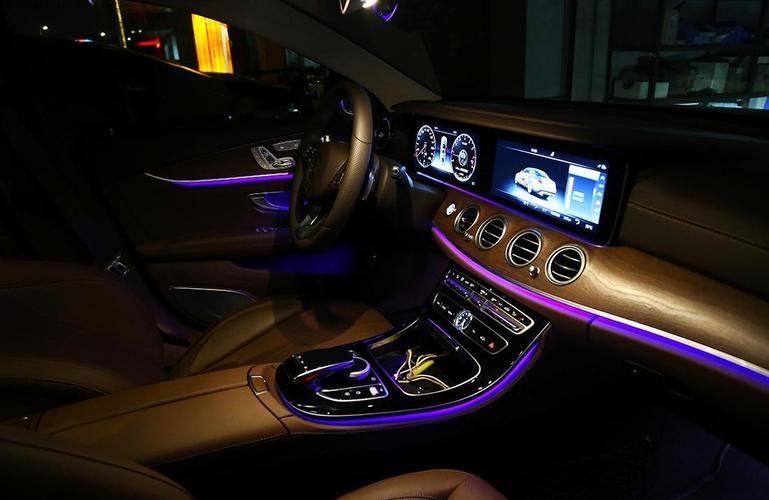 高配车型提供64种颜色可调的内饰氛围灯,重要的是这是小姐姐很喜欢的.