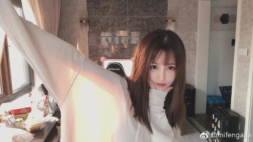 虎牙蜜蜂仔日常照片韦神女朋友长这样8p