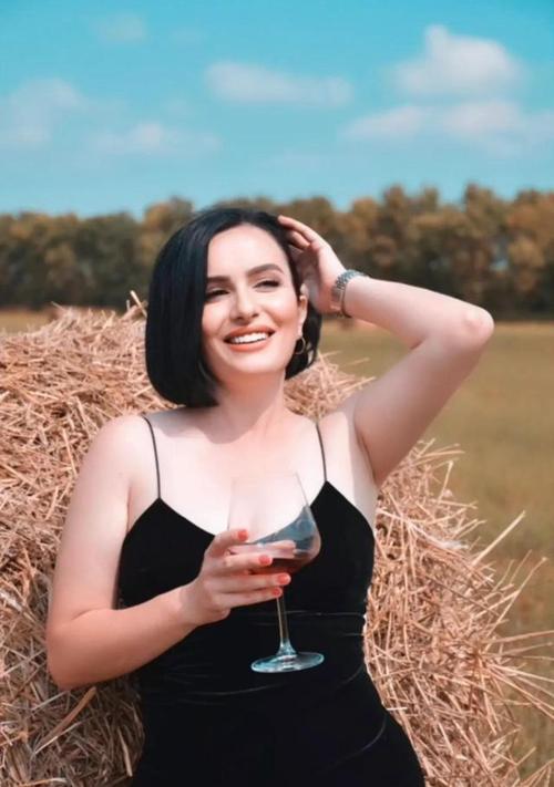 高加索的美女传统也很漂亮,切尔克斯女人的身材长相出众性格还很傲娇.