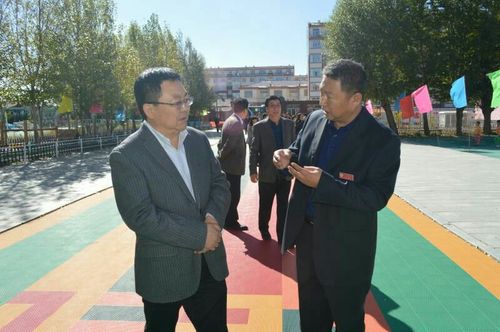 4,任建军园长向集宁区政府副区长贺润根介绍五幼的幼儿园户外活动情况