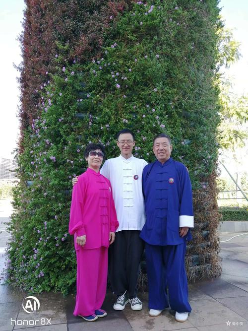 海南东方〕扎西六位弟子火车站广场传太极