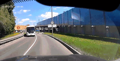 搞笑gif图:太惊险了,差一点就伤了孩子,这司机得吓出一身冷汗