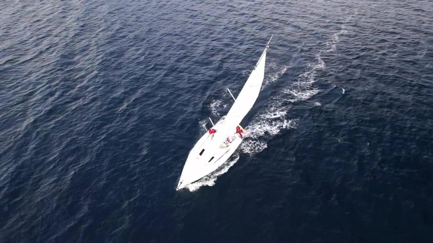 大海帆船迎风破浪