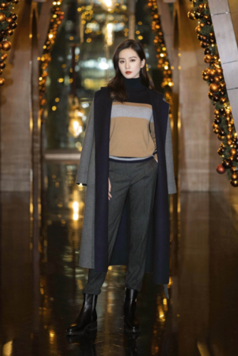 若是想最近刘诗诗一样,搭配上高领服装的穿搭设计,对于清新舒适的服装