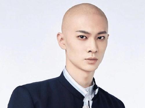 梁森戴假发引热议,逐渐沦为"后宫"一员,油腻程度不忍直视
