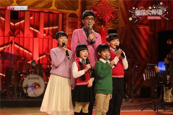 讯上周五在北京卫视播出的《音乐大师课》节目的主题是"经典春晚歌曲"