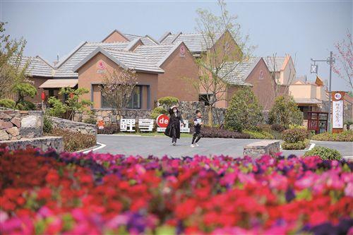 睢宁县鲤鱼山庄以黄河故道的古民居风貌为原型,打造乡愁民居示范点.