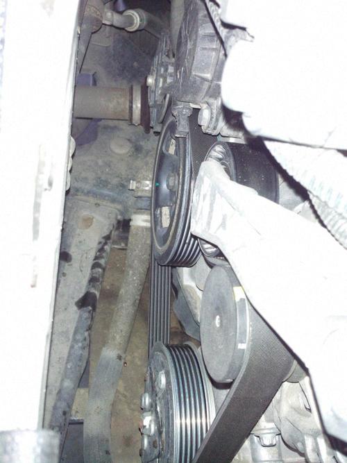 标致30081.6t发电机皮带怎么拆装