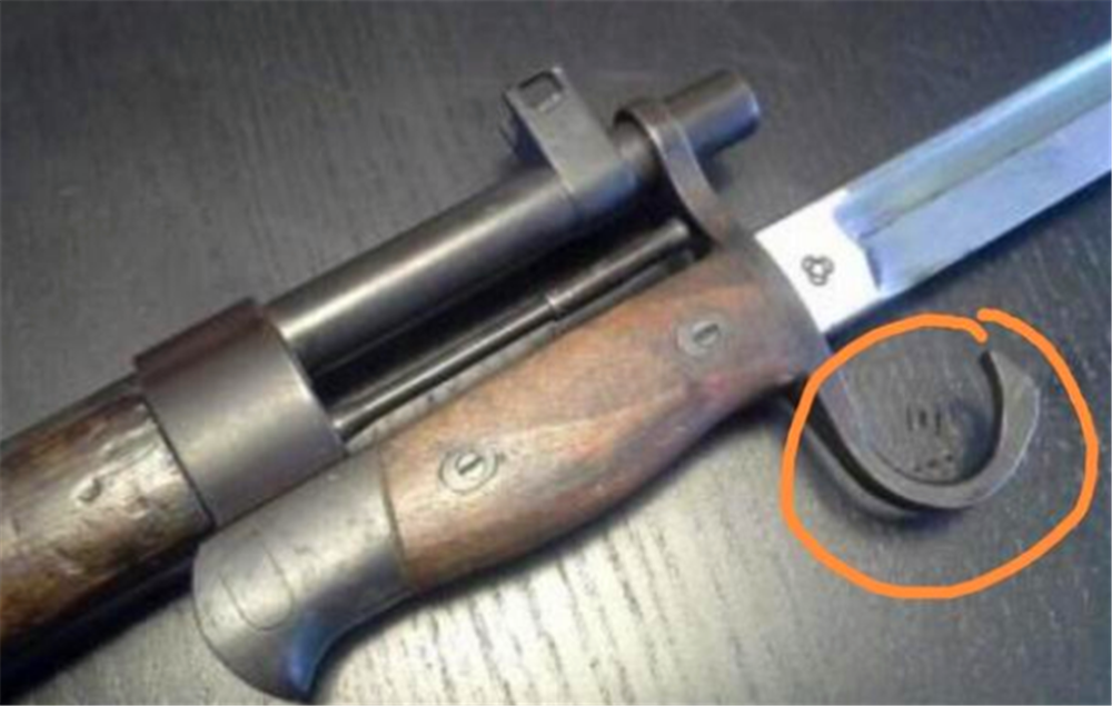 二战时,日本三八式步枪带的刺刀有个钩子,是做什么用