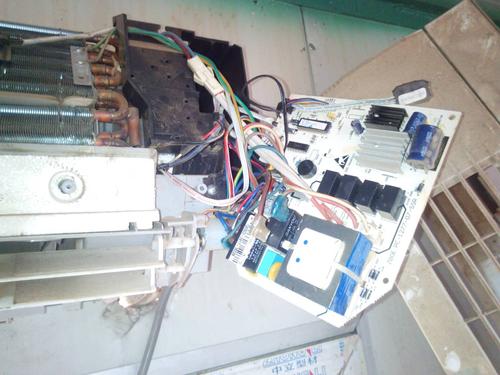 这空调的手动开关在哪里啊?遥控器丢了.