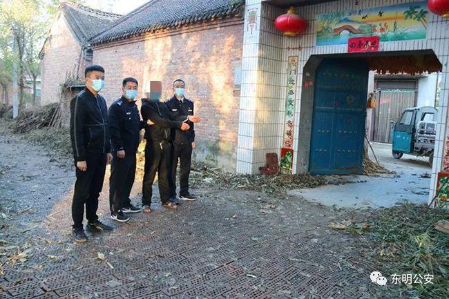 菏泽一犯罪嫌疑人被警方押解公开指认现场