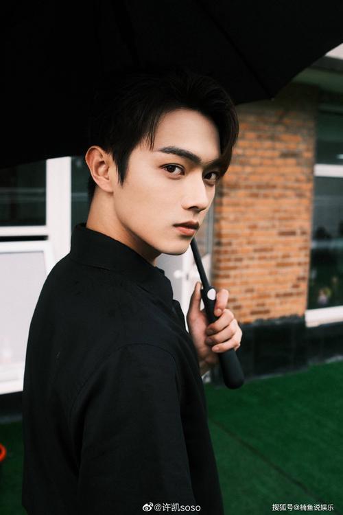 原创许凯越来越有男人味!穿西装扎小辫上演眼神杀,撑伞动作帅极了