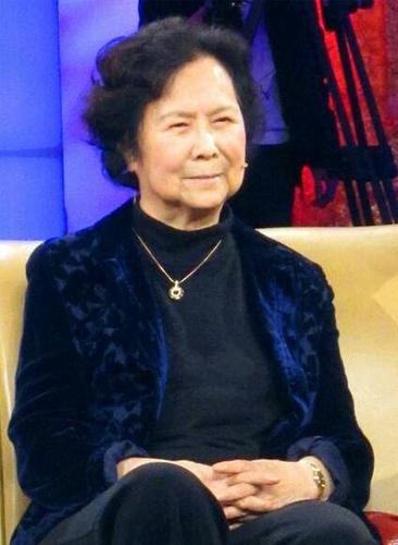 她的名字叫杨洁.