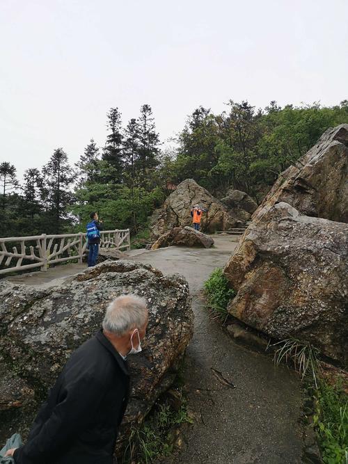 原来还有更难爬的,爬上虎歇坪,快耗尽了我们所有的力气,却也发现了更