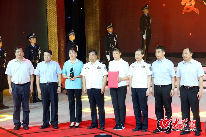 从警21年牢记无私奉献 王伟被追授"齐鲁时代楷模"荣誉