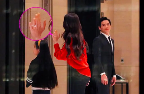 向佐求婚郭碧婷成功郭碧婷无名指钻戒成全场亮点