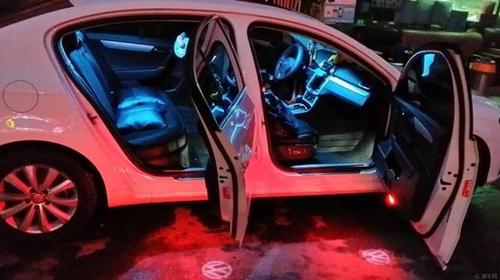 对于车内的这种氛围灯,笔者还是持肯定态度的,毕竟只要不是