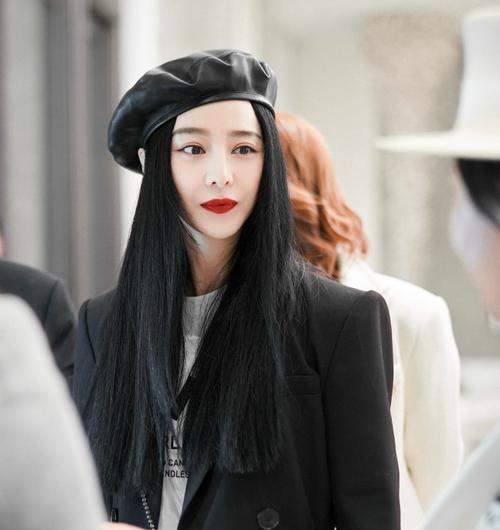 穿搭比起上图朴素得多,但最顺眼莫过于长直发,大波浪属实不适合范冰冰