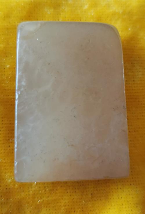 肌里呈现橘囊状萝卜丝纹,此为清中,早期的田黄特征之一.