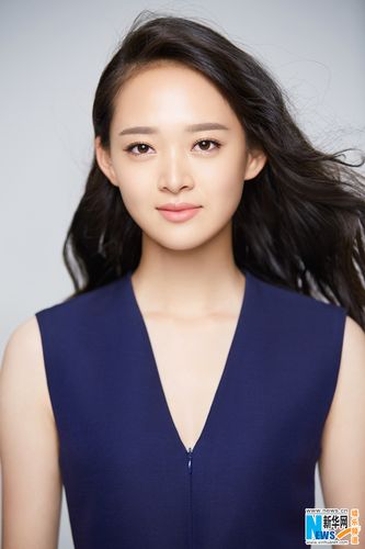 冯越时尚写真 清爽干练诠释职场丽人(图)