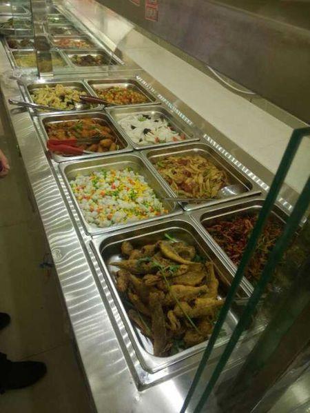 下面有快餐店的图片