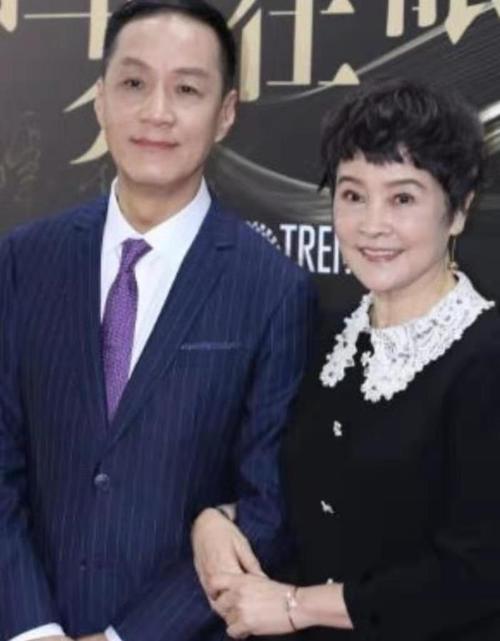 冯远征老婆资料冯远征与大8岁妻子同框