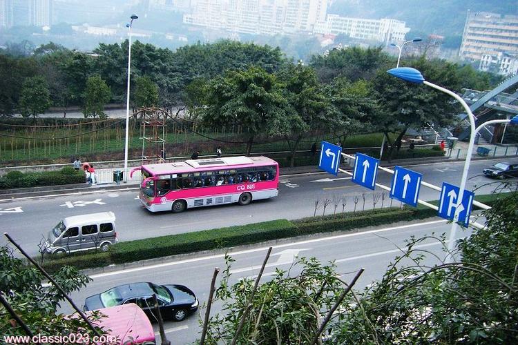 俯视几辆公交车