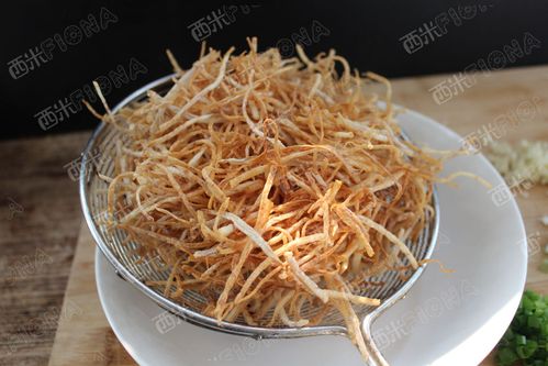芋头丝炸至今黄酥脆时,捞出,拌入适量盐和鸡精