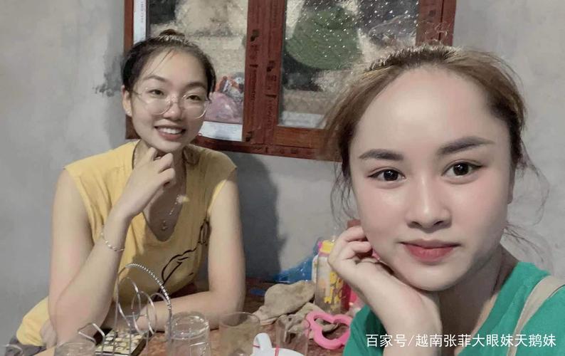 越南张菲跟老师阿璇今晚汇合了,美女菲菲去美女阿璇家吃饭聊天