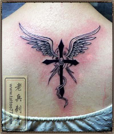 十字架翅膀纹身