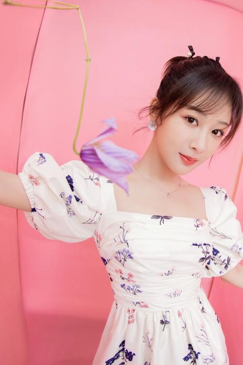 明星穿搭| @杨紫in self-portrait pf2021系_明星穿搭